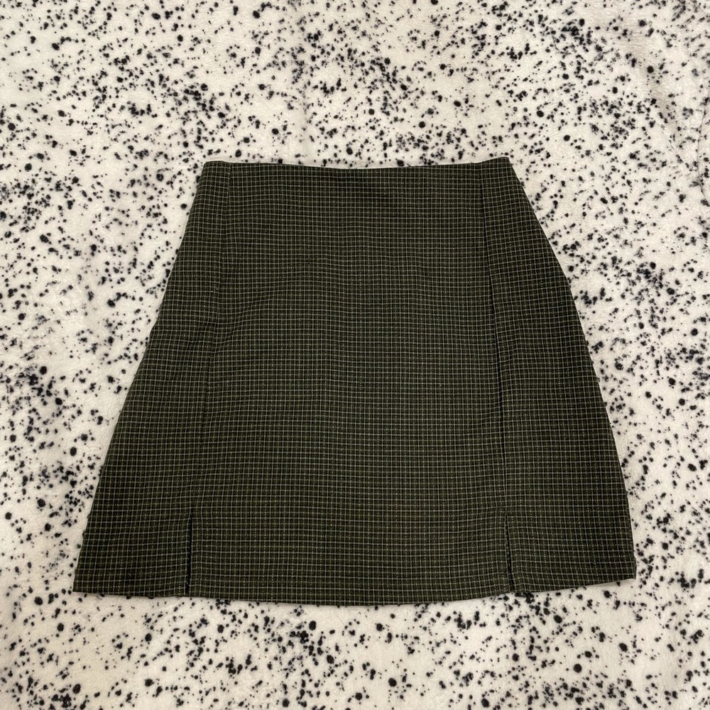 BRANDY MELVILLE CARA SKIRT IN DARK GREEN PLAID